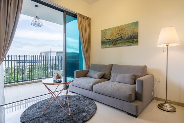 CHARMING 2 BR GATEWAY DRIVE,JURONG EAST