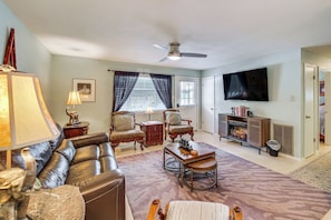 Living Room | Free WiFi | Smart TV