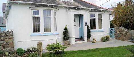 Superb, spacious dormer bungalow Sleeps 7. Parking & close to beach & amenities.