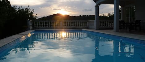 piscine soleil couchant