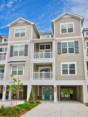 ELEVATOR 4-STORY RESORT TOWNHOUSE at BAYSIDE  85 TVs  Golf Course and Bay Views  Slate Pool Table  INCREDIBLE
