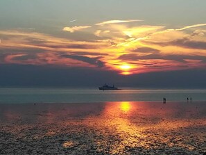 Sonnenuntergang im Watt direkt hinter der Unterkunft