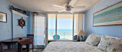 Tranquil and direct oceanfront studio awaits!