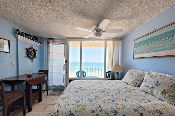 Tranquil and direct oceanfront studio awaits!