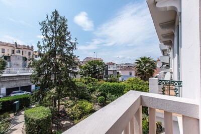 NEW! Spacious, Bright 4-Bedroom Apartment minutes to Beaches & Palais.