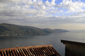 Blick aus dem Schlafzimmerfenster über den Gardasee