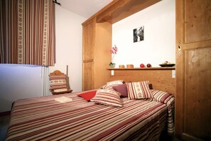 Get a good night sleep in the master bedroom with a variety of bedding options!