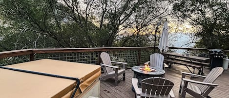 Jacuzzi, fire pit , table & bbq 