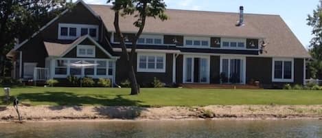 Cape Cod design, level shoreline, 50 feet from the door to the lake!