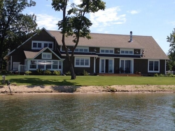 Cape Cod design, level shoreline, 50 feet from the door to the lake!