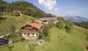 Ferienwohnung im Lehnhäusl (DE Berchtesgaden) - Aschauer Anita - 12519-Hausansicht Sommer