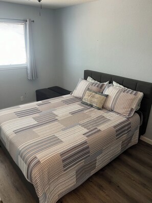 Sink into the queen bed after a relaxing day on the lake or after round of golf.