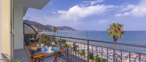 Balkon mit Meerblick, Tisch und Stühlen