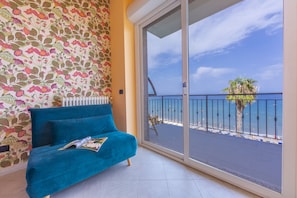 Double bedroom with armchair bed  and sea view