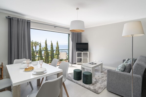 Livingroom and dining area