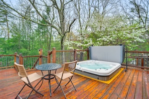 Private Deck w/ Hot Tub