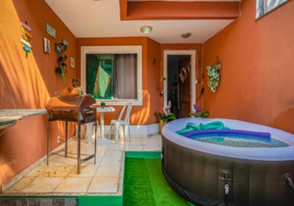 Outdoor spa tub