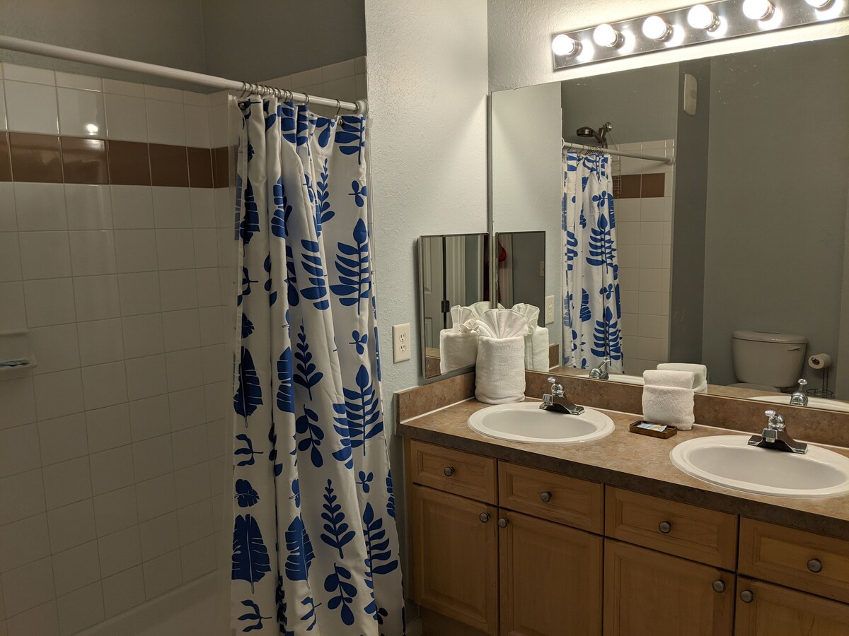 Your next magical getaway! Spacious 3 bedroom, 2 bath condo with pool access!