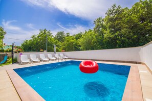 Privater Pool, mit Sonnenliege und Sonnenschirme