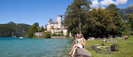 Plage à 50m de la maison.village classe avec le chateau.autres plages a 700m 