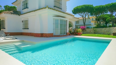 Double story villa 50m from the beach with pool