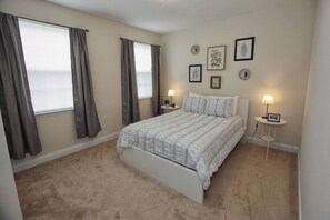 2nd Floor Queen Bedroom w/Flat Screen TV