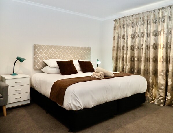 King size bed. This can be split into 2 single beds, see next photo.
