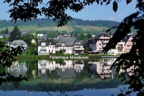 Die Mosel vor der Tür, im Hintergrund der Mont-Royal 