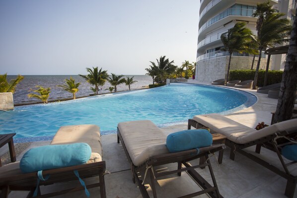 Infinity pool