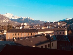 Vue depuis le canapé du salon. 