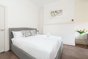 Bedroom with Queen bed