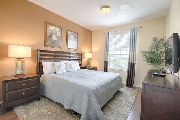Oversize King Master Bedroom w/En-Suite Bathroom and Flat Screen TV