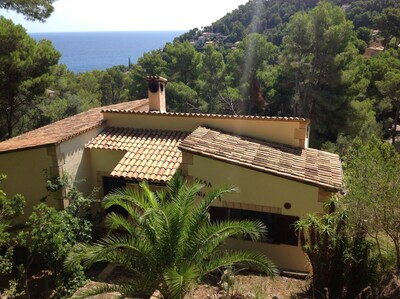 Villa privada de cuatro dormitorios de estilo tradicional con aire acondicionado, piscina y vistas al mar.