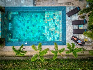 Relax Poolside!