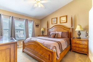 Spacious Upstairs Master Bedroom w/En-Suite Bathroom and Flat Screen TV