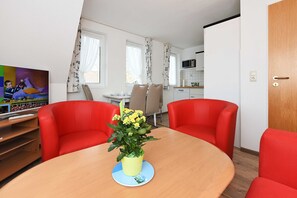 Wohnzimmer mit integriertem Küchenbereich