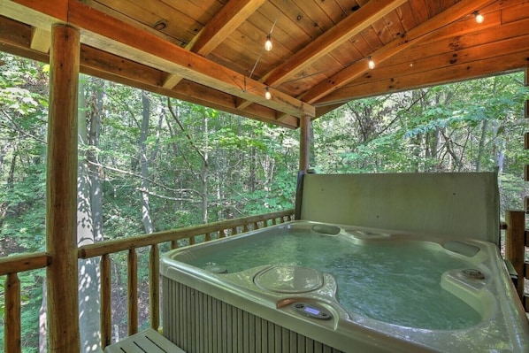 Outdoor spa tub