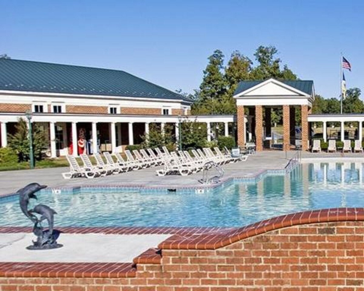 HUGE UNIT~ SLEEPS 12~ HAS 4 BDRM, 2 LIVING RMS, 2 KITCHENS, 4 BATHRMS *BOOK NOW*