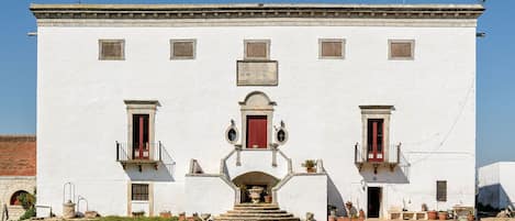 Il prospetto della masseria che ospita al piano terra La casa di Enza.