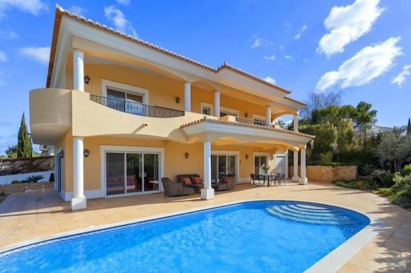 Luxury 4 bedroom villa just a few minutes drive from Vale do Lobo A420 - 1