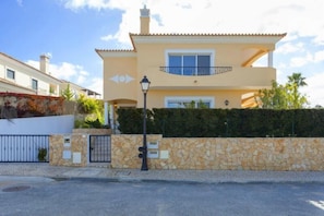 Luxury 4 bedroom villa just a few minutes drive from Vale do Lobo A420 - 2
