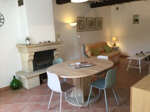 Holiday rental BÉDARRIDES house to rent living room