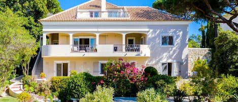 Fabulous villa with fenced pool only 10 minutes walk to Vale do Lobo beach A624 - 1