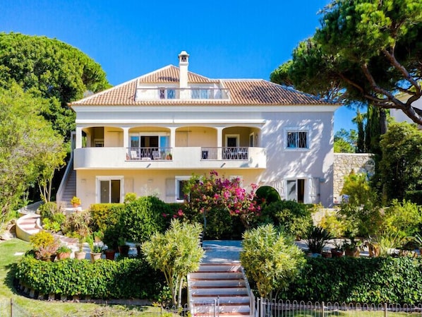 Fabulous villa with fenced pool only 10 minutes walk to Vale do Lobo beach A624 - 1