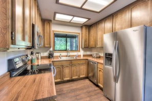 Full kitchen w/ electric stovetop