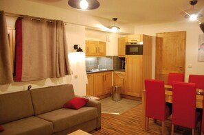 Welcome to our cozy and rustic apartment by the pistes.
