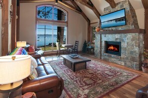 Lake view living room, Smart TV, board games, gas fireplace