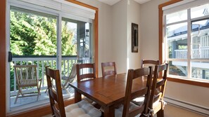 Dining area Seats 6 comfortably