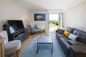 salon confortable avec télé et WIFI