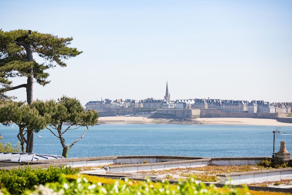 En face des remparts de Saint Malo